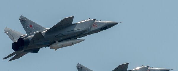 Máy bay đánh chặn MiG-31K cùng tên lửa siêu thanh Kinzhal - Sputnik Việt Nam