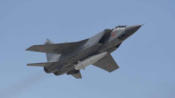 Máy bay đánh chặn MiG-31K cùng tên lửa siêu thanh Kinzhal - Sputnik Việt Nam