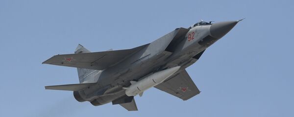 Máy bay đánh chặn MiG-31K cùng tên lửa siêu thanh Kinzhal - Sputnik Việt Nam