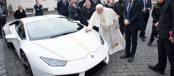 Итальянская автомобилестроительная компания Lamborghini преподнесла в дар папе Римскому Франциску уникальный экземпляр спортивного автомобиля модели Huracan - Sputnik Việt Nam