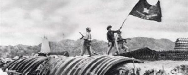 Bộ đội Việt Nam cắm cờ trên cứ điểm của Pháp. Trận Điện Biên Phủ, năm 1954 - Sputnik Việt Nam