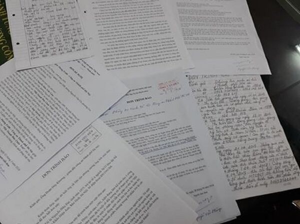 Đơn thư tố cáo, kêu cứu của người dân ở nhiều địa phương gửi đến Công an Hà Nội Đơn thư tố cáo, kêu cứu của người dân ở nhiều địa phương gửi đến Công an Hà Nội - Sputnik Việt Nam