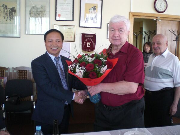 Đại sứ Việt Nam tại LB Nga Ngô Đức Mạnh với nhà Việt Nam học Evgeny Kobelev  - Sputnik Việt Nam