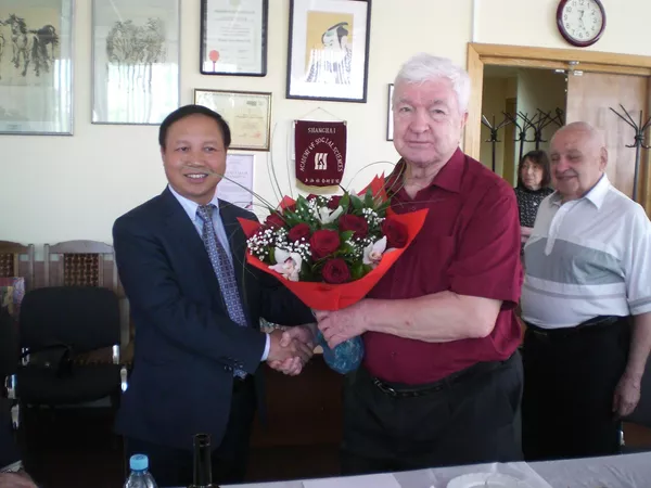 Đại sứ Việt Nam tại LB Nga Ngô Đức Mạnh với nhà Việt Nam học Evgeny Kobelev Đại sứ Việt Nam tại LB Nga Ngô Đức Mạnh với nhà Việt Nam học Evgeny Kobelev - Sputnik Việt Nam