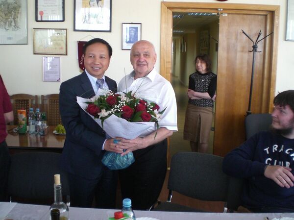 Đại sứ Việt Nam tại LB Nga Ngô Đức Mạnh với nhà Việt Nam học Grigory Lokshin  - Sputnik Việt Nam