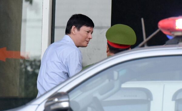 Bị cáo Nguyễn Anh Minh, nguyên Phó tổng giám đốc PCV được cảnh sát áp giải đến TAND Cấp cao sáng 7/5 - Sputnik Việt Nam