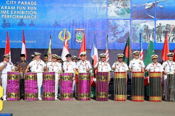 Chuẩn Đô đốc Phạm Xuân Điệp tham gia đánh trống Gendang khai mạc diễn tập MNEK 2018 - Sputnik Việt Nam