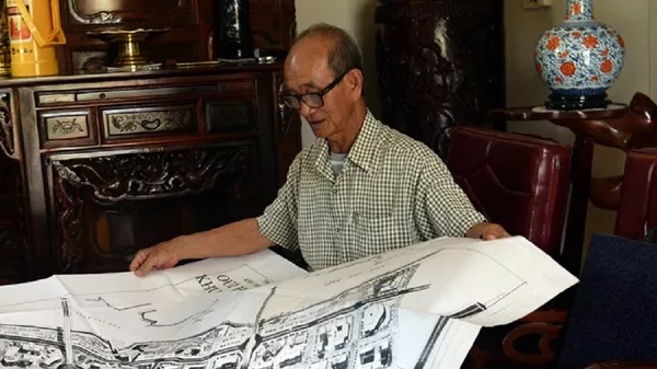 Ông Võ Viết Thanh và những tấm bản đồ liên quan đến quy hoạch Thủ Thiêm được cất giữ từ năm 1995 Ông Võ Viết Thanh và những tấm bản đồ liên quan đến quy hoạch Thủ Thiêm được cất giữ từ năm 1995 - Sputnik Việt Nam