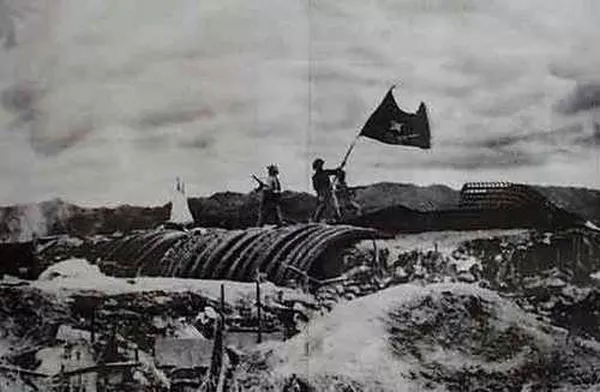 Bộ đội vẫy cờ trên nóc hầm chỉ huy của De Castries trưa ngày 7/5/1954. Bộ đội vẫy cờ trên nóc hầm chỉ huy của De Castries trưa ngày 7/5/1954. - Sputnik Việt Nam