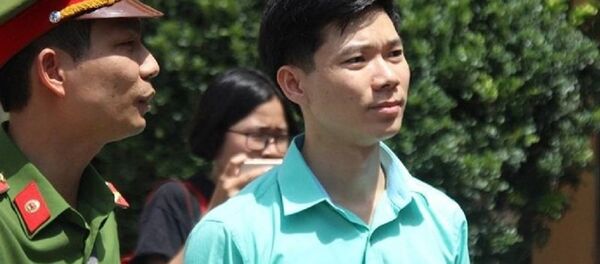 Bác sĩ Hoàng Công Lương ra về sau khi tòa tuyên hoãn. - Sputnik Việt Nam