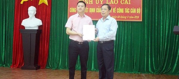 Ông Nguyễn Quang Bình (trái) được bầu làm Phó Chủ tịch UBND huyện Bát Xát. - Sputnik Việt Nam