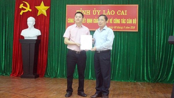 Ông Nguyễn Quang Bình (trái) được bầu làm Phó Chủ tịch UBND huyện Bát Xát. - Sputnik Việt Nam