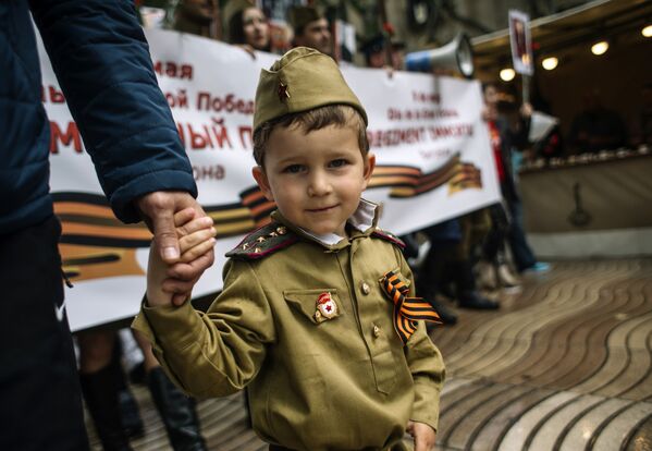 Thành viên trẻ tuổi tham gia hành động “Trung đoàn Bất tử” ở Barcelona, Tây Ban Nha - Sputnik Việt Nam