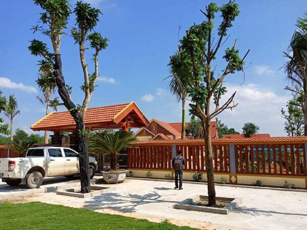 Khu cổng nhà và tường xây đều được Sở Giao thông Vận tải Thanh Hóa chỉ rõ đã vi phạm hành lang an toàn giao thông Quốc lộ 217 - Sputnik Việt Nam