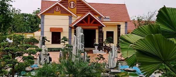 Căn biệt thự được ông Phạm Văn Công xây dựng cách đường khoảng 50 - 60 m, nằm ngoài vị trí được UBND huyện Vĩnh Lộc cho thuê đất để làm khu thu mua nông sản - Sputnik Việt Nam