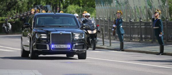 Lễ tuyên thệ nhậm chức của Tổng thống Nga Vladimir Putin. Xe Aurus của Tổng thống Nga. - Sputnik Việt Nam