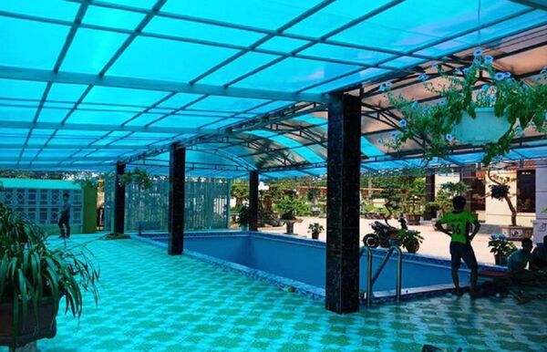 Nhìn phía ngoài căn nhà chẳng khác nào biệt phủ khi có đầy đủ các hạng mục như nhà ở, hòn non bộ, bể bơi, sân vườn, cây cảnh và nó chẳng giống với khu thu mua nông sản một chút nào - Sputnik Việt Nam