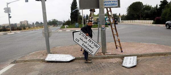 Ở Jerusalem xuất hiện biển chỉ đường Đại sứ quán Mỹ Ở Jerusalem xuất hiện biển chỉ đường Đại sứ quán Mỹ - Sputnik Việt Nam