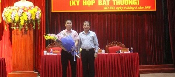 Ông Nguyễn Quang Bình là con trai của Bí thư tỉnh Ủy Lào Cai Nguyễn Văn Vịnh được bầu giữ chức Phó chủ tịch UBND huyện Bát Xát với số phiếu 100% sau kỳ họp bất thường của HĐND huyện Bát Xát. - Sputnik Việt Nam