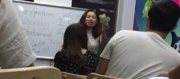 cô giáo cầm tiền - Sputnik Việt Nam