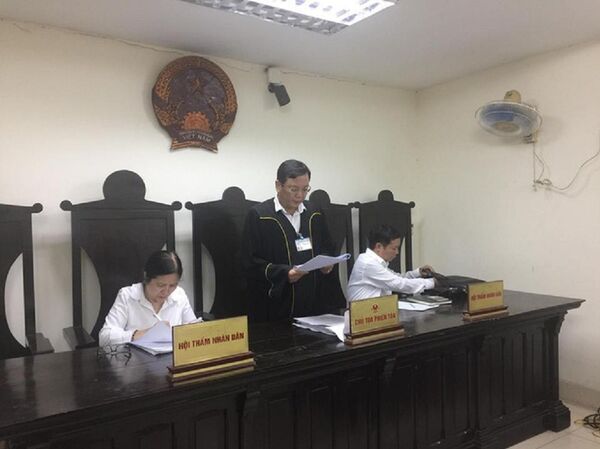 Chủ tọa phiên tòa tuyên án tuyên án Thọ Sứt Chủ tọa phiên tòa tuyên án tuyên án Thọ Sứt - Sputnik Việt Nam