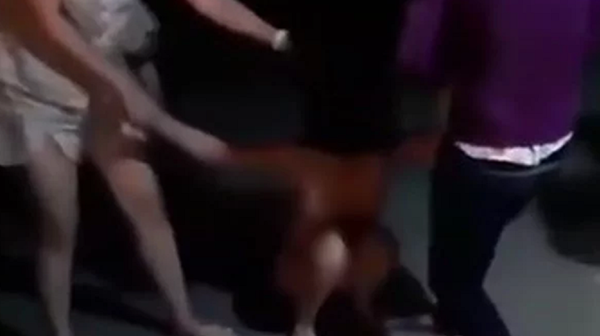 Chị Q. bị lột quần áo và bị hành hung - Sputnik Việt Nam