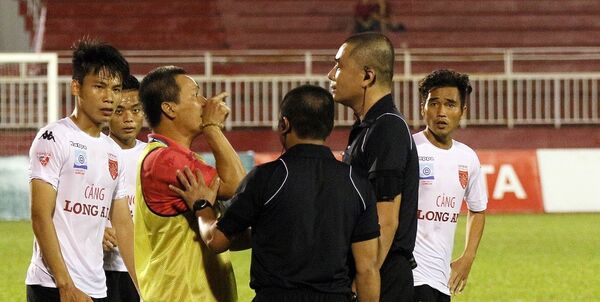 Những người thân tín của Trưởng ban trọng tài Nguyễn Văn Mùi như con trai Nguyễn Trọng Thư (áo đen) và Phó ban trọng tài Dương Văn Hiền bị cho thôi nhiệm vụ tại V-League. Những người thân tín của Trưởng ban trọng tài Nguyễn Văn Mùi như con trai Nguyễn Trọng Thư (áo đen) và Phó ban trọng tài Dương Văn Hiền bị cho thôi nhiệm vụ tại V-League. - Sputnik Việt Nam