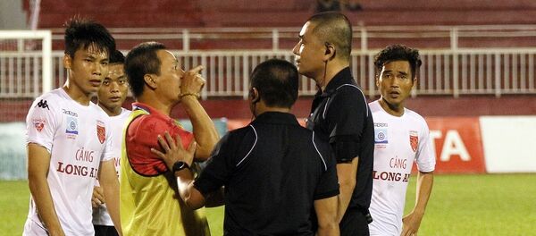 Những người thân tín của Trưởng ban trọng tài Nguyễn Văn Mùi như con trai Nguyễn Trọng Thư (áo đen) và Phó ban trọng tài Dương Văn Hiền bị cho thôi nhiệm vụ tại V-League. - Sputnik Việt Nam