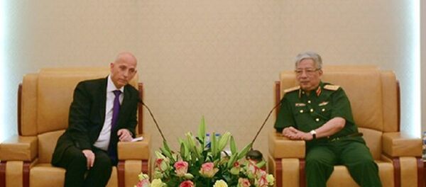 Thượng tướng Nguyễn Chí Vịnh tiếp ông Mishel Ben Baruch. - Sputnik Việt Nam