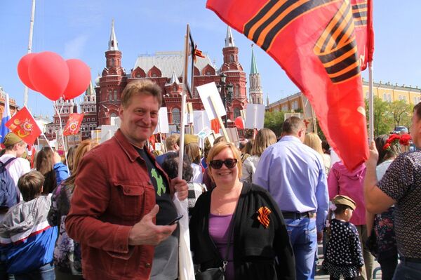 Olga và Dmitry Karpov tham gia vào cuộc diễu hành Trung đoàn Bất tử  - Sputnik Việt Nam