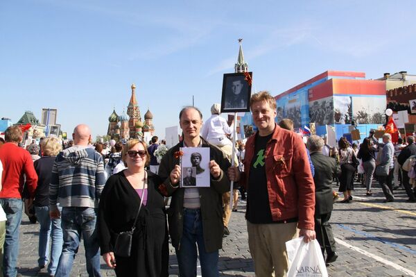 Olga và Dmitry Karpov và Eugeniy Sultanov tham gia vào cuộc diễu hành Trung đoàn Bất tử - Sputnik Việt Nam