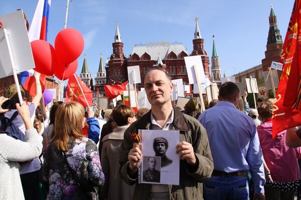 Eugeniy Sultanov tham gia vào cuộc diễu hành Trung đoàn Bất tử - Sputnik Việt Nam