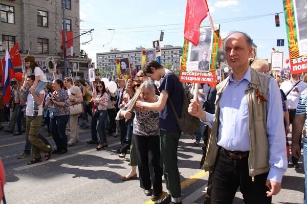 Eugeniy Sultanov tham gia vào cuộc diễu hành Trung đoàn Bất tử - Sputnik Việt Nam