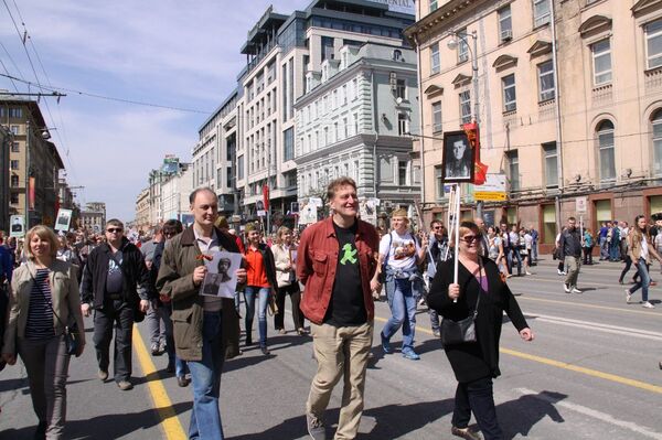 Olga và Dmitry Karpov và Eugeniy Sultanov tham gia vào cuộc diễu hành Trung đoàn Bất tử - Sputnik Việt Nam