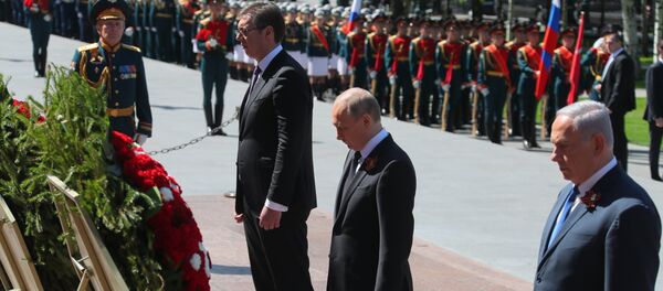 Tổng thống Nga Vladimir Putin, Thủ tướng Israel Benjamin Netanyahu và nguyên thủ Serbia Aleksandr Vucic đã tới đặt hoa tại Mộ Chiến sĩ Vô danh bên chân tường điện Kremlin. Tổng thống Nga Vladimir Putin, Thủ tướng Israel Benjamin Netanyahu và nguyên thủ Serbia Aleksandr Vucic đã tới đặt hoa tại Mộ Chiến sĩ Vô danh bên chân tường điện Kremlin. - Sputnik Việt Nam