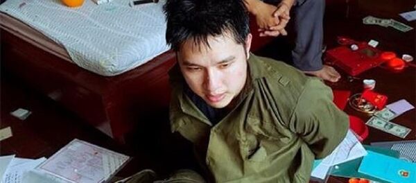 Tên cướp bị khống chế, bắt giữ. - Sputnik Việt Nam