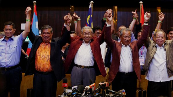 Mahathir Mohamad, former Malaysian prime minister and opposition candidate for Pakatan Harapan (Alliance of Hope) reacts during a news conference after general election, in Petaling Jaya, Malaysia, May 9, 2018 - Sputnik Việt Nam