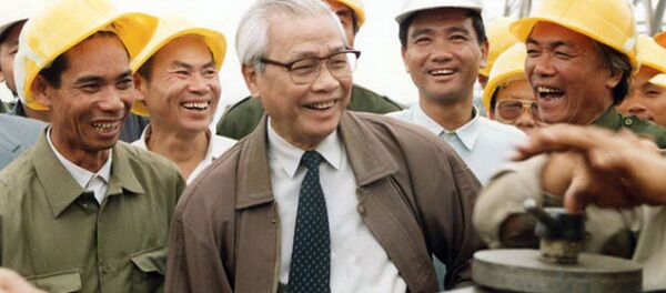 Thủ tướng Võ Văn Kiệt và công nhân trên công trường xây dựng trạm biến thế 500kv Pleiku ngày 3-11-1993 - Sputnik Việt Nam