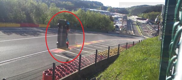 Chiếc xe của tay đua Nga lộn nhào ở tốc độ 300 km / giờ - Sputnik Việt Nam