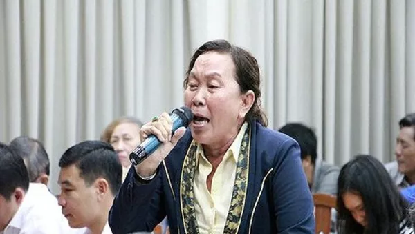 Cử tri Nguyễn Thị Bạch Tuyết đã khóc khi nói chỉ được đền bù 1m2 đất bằng 3 tô phở - Sputnik Việt Nam