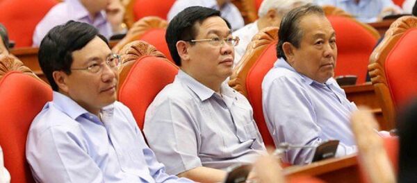 Phó Thủ tướng Vương Đình Huệ (giữa), Trưởng ban chỉ đạo đề án Cải cách chính sách tiền lương. Phó Thủ tướng Vương Đình Huệ (giữa), Trưởng ban chỉ đạo đề án Cải cách chính sách tiền lương. - Sputnik Việt Nam