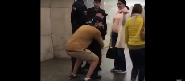 Ủy ban điều tra Nga mở vụ kiện người thích đùa kéo viên cảnh sát vào tàu điện ngầm - Sputnik Việt Nam
