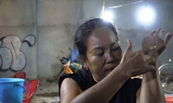 Bà Oanh tả cảnh lúc một người bị đâm gục xuống đường. - Sputnik Việt Nam