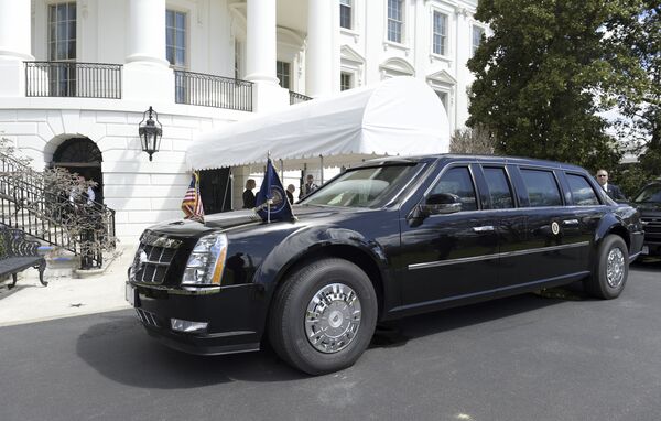 Chiếc limousine Cadillac của Tổng thống Hoa Kỳ Donald Trump bên ngoài Nhà Trắng ở Washington - Sputnik Việt Nam