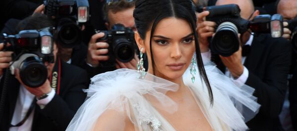Siêu mẫu Kendall Jenner trên thảm đỏ của Liên hoan phim quốc tế Cannes lần thứ 71 - Sputnik Việt Nam
