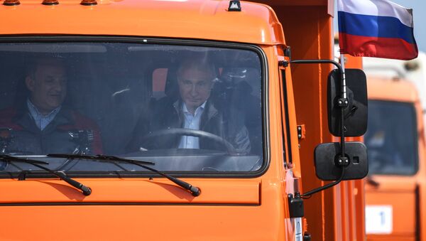 Ông Putin lái chiếc xe KAMAZ chạy lên cầu Crưm đầu tiên - Sputnik Việt Nam