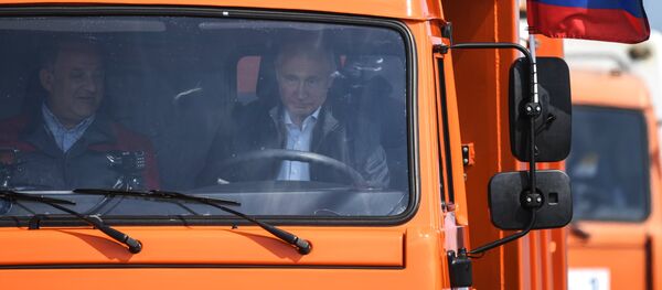 Ông Putin lái chiếc xe KAMAZ chạy lên cầu Crưm đầu tiên Ông Putin lái chiếc xe KAMAZ chạy lên cầu Crưm đầu tiên - Sputnik Việt Nam