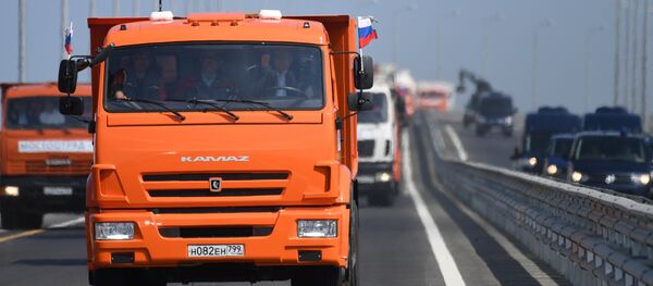 Ông Putin lái chiếc xe KAMAZ chạy lên cầu Crưm đầu tiên - Sputnik Việt Nam