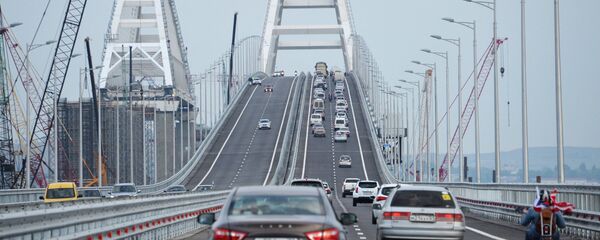 Việc lưu thông xe ô tô qua cầu Crưm mới bắt đầu - Sputnik Việt Nam