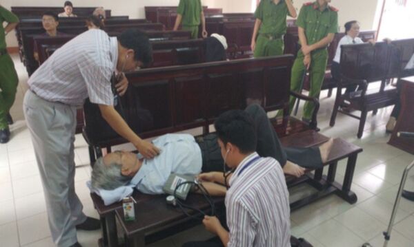 Bị cáo Thủy được hỗ trợ y tế tại phiên xử phúc thẩm - Sputnik Việt Nam